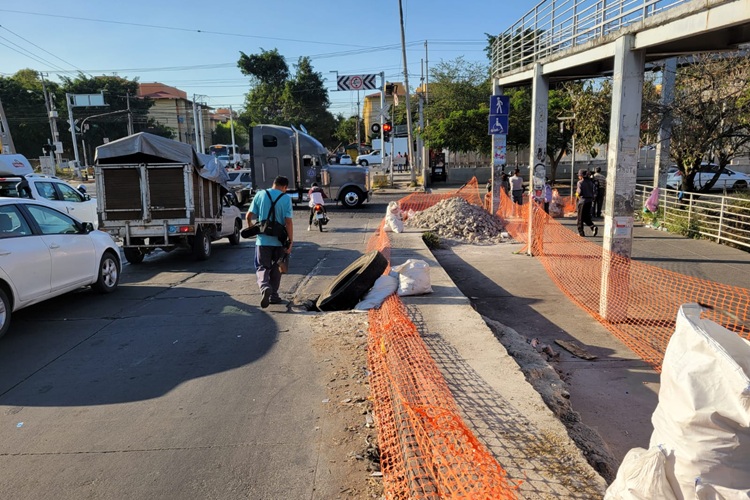 EN ZONA COMPLICADA. El agujero está entre las avenidas Los Ahuehuetes y Colón, en Guadalajara. (Foto: Michelle Vázquez) 